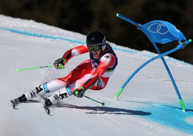 Camille Rast, del equipo suizo, compite en el eslalon gigante femenino.