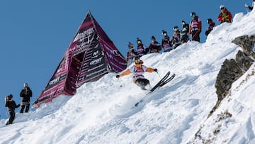 Esquiador saliendo del portillón de salida del Freeride World Tour Baqueira Beret Pro by Movistar ante la atenta mirada de otros esquiadores