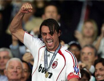 Paolo Cesare Maldini es uno de los máximos emblemas del AC Milán. Nunca vistió otra camiseta que no fuera la ‘Rossoneri’ y es el jugador con más partidos en la historia del club. Jugó 25 temporadas y un total de 902 partidos, además de ser capitán del equipo durante muchos años. Ganó 13 títulos nacionales y 13 internacionales con el Milán. Es pentacampeón de Champions League (1989, 1990, 1994, 2003 y 2007).