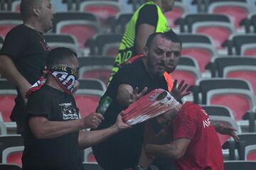 Brutal pelea entre los ultras del Niza y del Colonia en el partido de Conference League que ha dejado siete heridos, dos de ellos graves.  