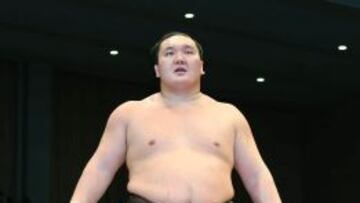 PODEROSO. Hakuho se pasea por la arena de la lucha mostrando su corpulencia.