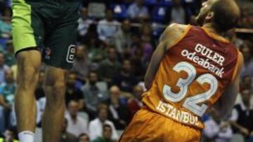 Dejan Todorovic hace un mate durante un partido de Euroliga ante el Galatasaray.