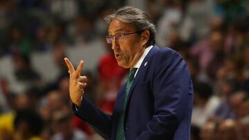 Luis Casimiro da instrucciones a sus jugadores durante las semifinales de la Copa del Rey que han enfrentado al Unicaja y al MoraBanc Andorra