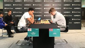 Alexander-Arnold ret&oacute; al gran maestro Magnus Carlsen en 2018.