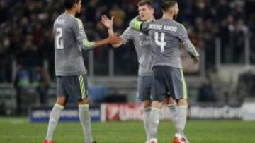 Toni Kroos es felicitado por Varane y Ramos. Fue el que más corrió.