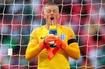 El portero Jordan Pickford de la selección inglesa se hidrata durante el duelo frente a Nigeria. 