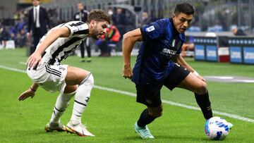 MILAN, ITALY - OCTOBER 24: Alexis Sanchez of FC Internazionale battles for possession with Manuel Locatelli of Juventus during the Serie A match between FC Internazionale and Juventus at Stadio Giuseppe Meazza on October 24, 2021 in Milan, Italy. (Photo by Marco Luzzani/Getty Images)