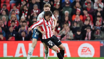 BILBAO, 22/12/2025.- El centrocampista del Athletic Club Unai Gómez (delante) lucha con Clemens Riedel, del Espanyol, durante el partido de la jornada 17 de LaLiga que Athletic Club de Bilbao y RCD Espanyol disputan este lunes en San Mamés. EFE/Luis Tejido