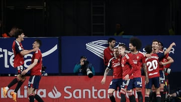 PAMPLONA, 25/05/2023.- Los jugadores de Osasuna celebran el gol de Lucas Torró, segundo del equipo frente al Athletic, durante el partido de la jornada 36 de LaLiga que Osasuna y Athletic de Bilbao disputan este jueves en el estadio de El Sadar, en Pamplona. EFE/Jesús Diges
