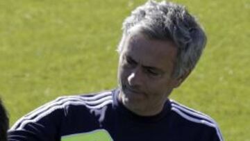 El técnico del Real Madrid, José Mourinho, gasta una broma al defensa Coentrao.