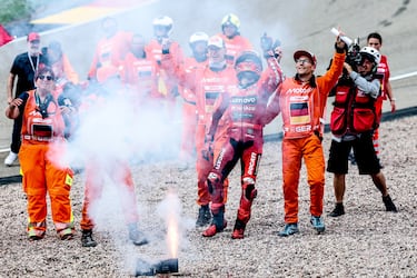 Marc Márquez celebra junto a los comisarios de carrera su triunfo en el GP de Alemania disputado en el circuito de Sachsenring.