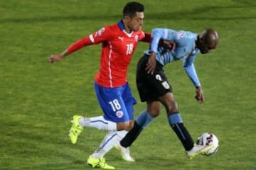 La marca de Gonzalo Jara a Diego Rolan en el ataque uruguayo.