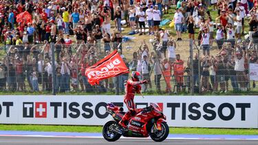 Celebración del piloto español, Marc Márquez, tras conseguir la victoria del Gran Premio de San Marino de MotoGP.
