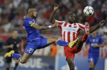 Arturo Vidal lucha la pelota con Eric Abidal.