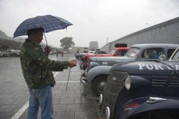 Curiosos y participantes se preparan antes del comienzo de la carrera