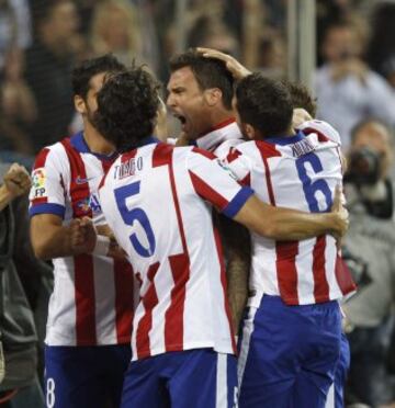 El delantero croata del Atlético de Madrid Mario Manzukic (c) celebra con varios compañeros el gol marcado al Real Madrid en los primeros minutos del partido de vuelta de la Supercopa de España, que se disputa esta noche en el estadio Vicente Calderón. 