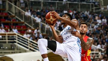 Athens (Greece), 09/08/2022.- Greece'Äôs player Giannis Antetokounmpo (L) in action against Spain'Äôs player (R) during the friendly basketball match Greece va Spain, at the Olympic Indoor Stadium in Athens, Greece, 09 August 2022. (Baloncesto, Grecia, España, Atenas) EFE/EPA/GEORGIA PANAGOPOULOU