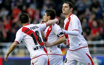 Javi Fuego y Delibasic celebran un gol con Piti.