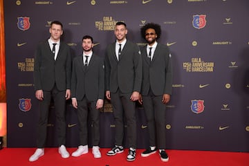 Jan Vesely, Darío Brizuela, Willuy Hernangómez y Jabari Parker, jugadores del primer equipo de baloncesto, en la alfombra roja del gran Teatro del Liceu.