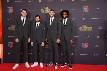 Jan Vesely, Darío Brizuela, Willuy Hernangómez y Jabari Parker, jugadores del primer equipo de baloncesto, en la alfombra roja del gran Teatro del Liceu.