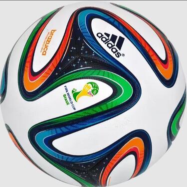 Más de un millón de personas votaron por el nombre del balón, y Brazuca surgió como la primera opción, un término utilizado por los brasileños para expresar orgullo por su forma de vida. Las líneas de colores y remolinos de los paneles representan las tradicionales pulseras de deseos brasileñas.
