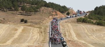 El pelotón durante la segunda etapa del La Vuelta a España 2021.