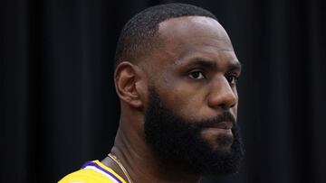 Enes Kanter carga duramente contra LeBron James después de que la estrella de los Lakers expresara dudas sobre la vacunación contra el coronavirus.