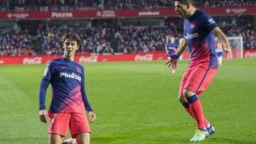 Luis Su&aacute;rez corre a abrazar a Jo&atilde;o F&eacute;lix tras su gol en Granada. 
