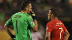 Colombia&#039;s goalkeeper David Ospina (L) speaks with Chile&#039;s Alexis Sanchez during a Copa America Centenario semifinal football match in Chicago, Illinois, United States, on June 22, 2016.   / AFP PHOTO / Tasos Katopodis