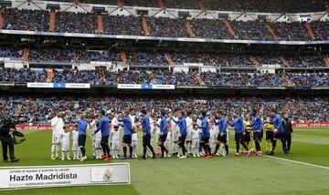 Los jugadores del Real Madrid y del Athletic Club se saludan antes del encuentro. 