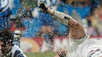 <b>PENALTI DE MÍCHEL.</b> Salgado derriba a Deco en la jugada que
supuso el penalti a favor del Oporto. Derlei transformó la pena máxima y empató el partido.