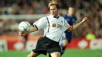 Mendieta durante la temporada 2000-2001 con el Valencia. 