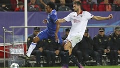 El delantero argentino del Sevilla, Franco Vázquez, lucha el balón con el colombiano Juan Guillermo Cuadrado, defensa de la Juventus de Turín