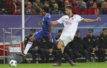 El delantero argentino del Sevilla, Franco Vzquez, lucha el baln con el colombiano Juan Guillermo Cuadrado, defensa de la Juventus de Turn