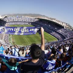 La afición tira del carro en las horas más bajas del Málaga