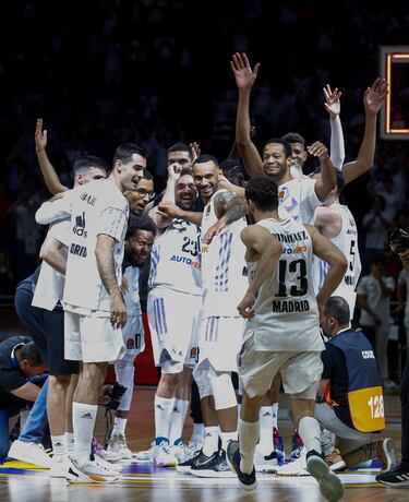 Los jugadores del Real Madrid celebran la victoria y la clasificación a la Final Four de la Euroliga.