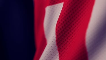 Según el propio Atlético, la nueva equipación 'encarna los valores imperecederos del club a través de una interpretación clásica de sus famosos colores'. Tiene un cuello clásico y las franjas rojas y blancas ligeramente distorsionadas para darle un toque 