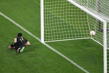 1-0. Petr Cech en el primer gol que marc¨® Olivier Giroud.