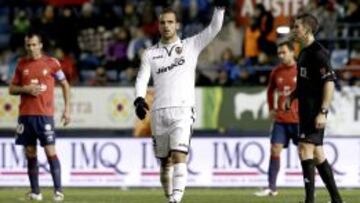 El delantero del Valencia, Roberto Soldado (c), celebra su gol, el primero de su equipo, en presencia del centrocampista del Osasuna, Francisco Pu&ntilde;al (i), durante el partido correspondiente a la decimoquinta jornada de la Liga de Primera Divisi&oacute;n disputado en el estadio Reyno de Navarra en Pamplona. 