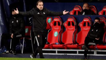 GRAF2481. PAMPLONA, 22/02/2021.- El técnico de Osasuna, Jagoba Arrasate, durante el partido de Liga de Primera División que han disputado hoy Lunes frente al Sevilla en el estadio de El Sadar, en Pamplona. EFE/Villar López
