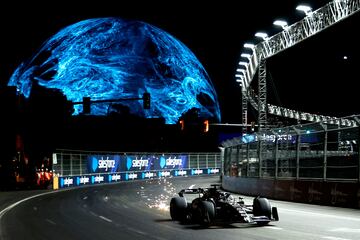 Valtteri Bottas en la pista frente a The Sphere durante la clasificación antes del Gran Premio de F1 de Las Vegas en el Circuito del Strip de Las Vegas.