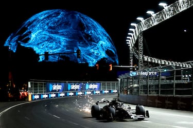 Valtteri Bottas en la pista frente a The Sphere durante la clasificación antes del Gran Premio de F1 de Las Vegas en el Circuito del Strip de Las Vegas.