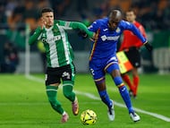 SEVILLA, 21/12/2025.- El defensa del Getafe Allan-Roméo Nyom (d) lucha con el colombiano Nelson Deossa, del Betis, durante el partido de la jornada 17 de LaLiga EA Sports que Real Betis y Getafe CF disputan hoy domingo en el estadio La Cartuja, en Sevilla. EFE/ Julio Muñoz