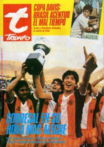 El delantero levanta el trofeo tras vencer 2-0 a Colo Colo, el 22 de julio de 1987. Jaime "Pillo" Vera desperdició un penal en los albos.