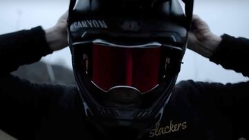 Anton Thelander se pone bien la máscara sobre el casco antes de una sesión de Mountain Bike.