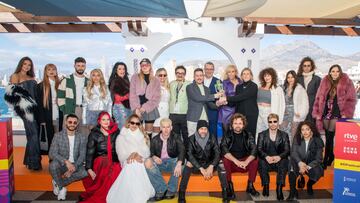 La artista Nebulossa y la presentadora Paula Vázquez durante una rueda de prensa de los 16 artistas del Benidorm Fest 2025, en el Mirador del Castillo, a 27 de enero de 2025, en Benidorm, Alicante (España). Hoy comienza la semana del Benidorm Fest 2025, seis días que culminarán con la coronación de aquella o aquel que sucederá a la artista, Nebulossa y representará a España en Eurovisión 2025. La cuarta edición del Benidorm Fest promete una diversa variedad de ensayos, ruedas de prensa, programas previos y post, y tres galas. Las semifinales serán el día 28 y 30 de enero, y la gran final se celebrará el día 1 de febrero.
27 ENERO 2025
Joaquín Reina / Europa Press
27/01/2025