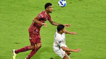 Colombia's Deportes Tolima Eduar Caicedo (L) and Brazil's Atletico Mineiro Hulk (R) vie for the ball during the Copa Libertadores group stage first leg football match at the Manuel Murillo Toro stadium in Ibague, Tolima department, Colombia, on April 6, 2022. (Photo by Daniel MUNOZ / AFP)