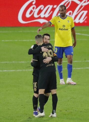 Jordi Alba celebrando con Messi el gol 1-1