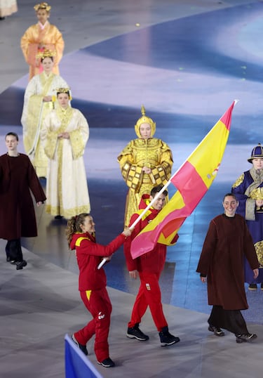 Ana Alonso y Oriol Cardona, los medallistas españoles, fueron los abanderados de España en la ceremonia de clausura de los Juegos Olímpicos de Invierno.