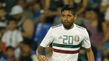 Javier Aquino durante un partido con la Selección Mexicana